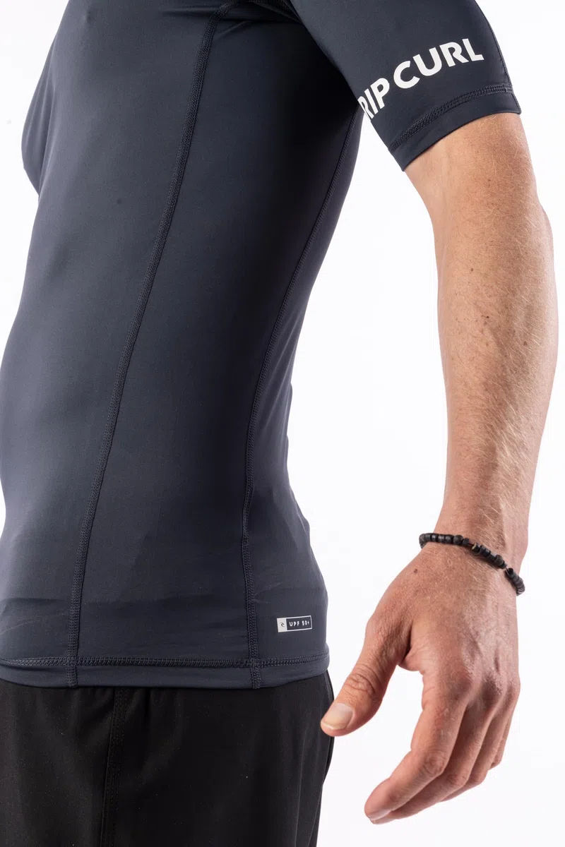 RIP CURL Short Sleeve Rashguard - UPF 50+ Sun Protection Surf Shirt, Tight Fit Rash Vest Camisa de protección de Sarpullido Hombre