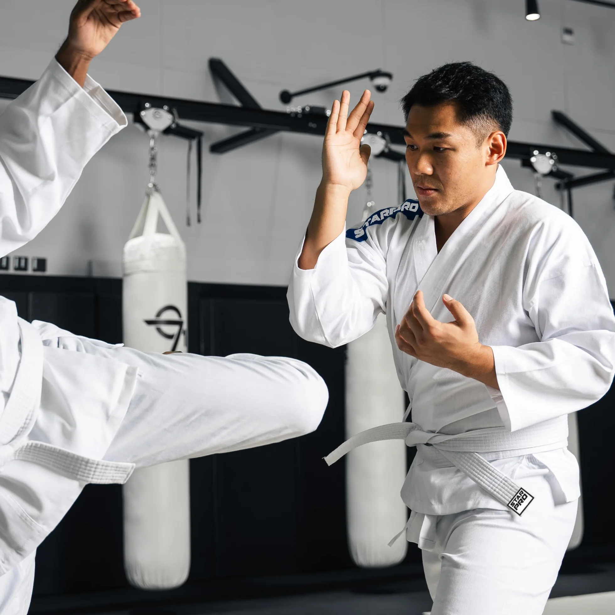 Starpro Karate Gi - Uniforme Profesional para Entrenamiento y competición - Kimono Karate de algodón Ligero Blanco con cinturón - Hombres Mujeres y Niños - 110-190 cm - Brillante Blanco