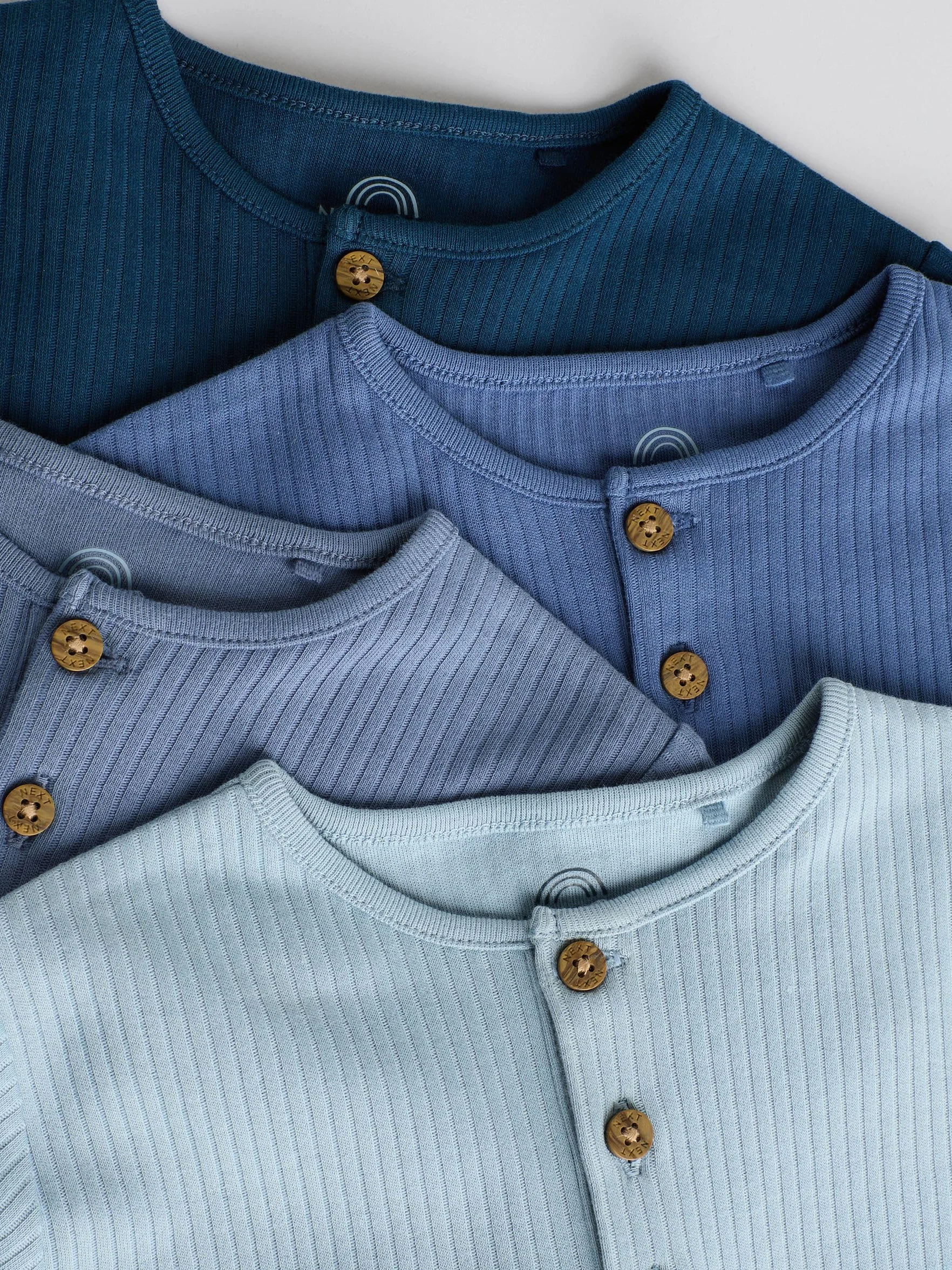 NEXT Bebés niño Pack de 4 peleles con cuello henley abotonado para bebé