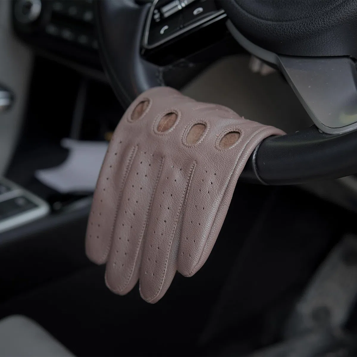 Leatherick Driving Gloves Men - Guantes de conducción suaves y perforados con orificios para respirar en los nudillos, ideales para el aire libre y los viajes