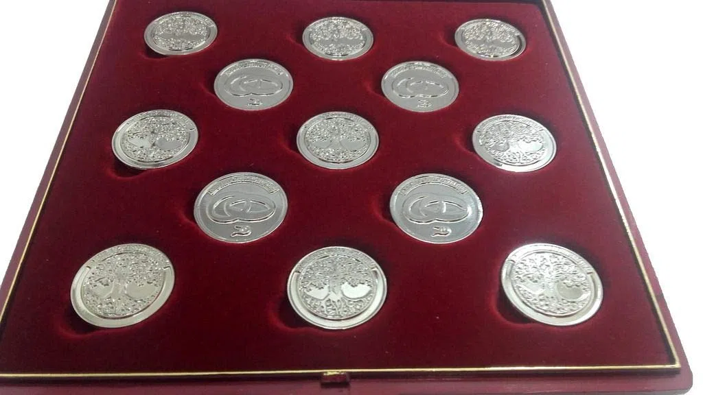 Arras DE LA Vida en Color Plata Brillante con Estuche y limosnera de satén en Blanco Roto, Incluido, para Todos los Enlaces.