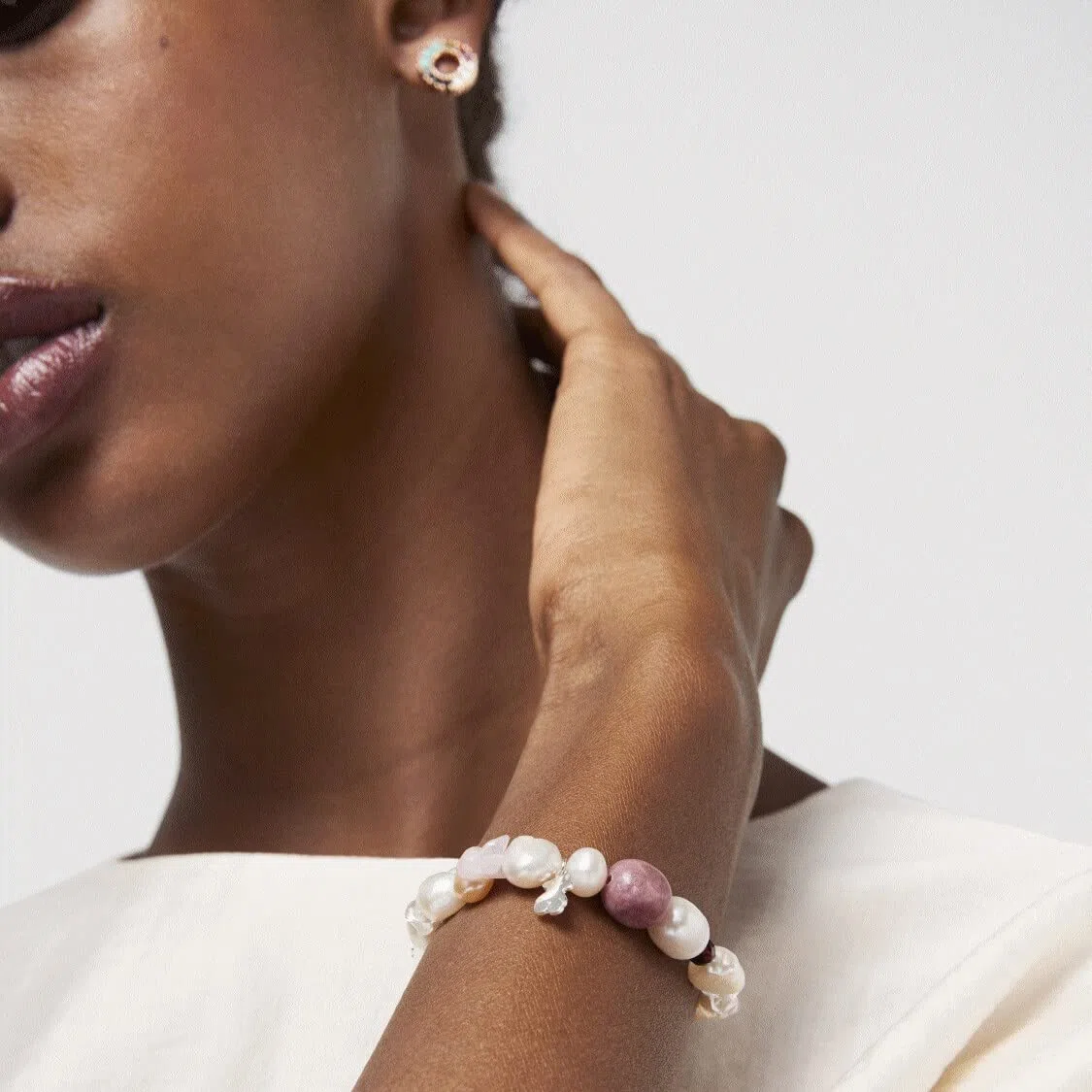 TOUS Pulsera de Perlas, Granate, Rodonita y Cuarzo para Mujer con Motivo de Oso en Plata de Primera Ley, 17,5 cm de Largo, Elegante y Clásica, Colección Pearl