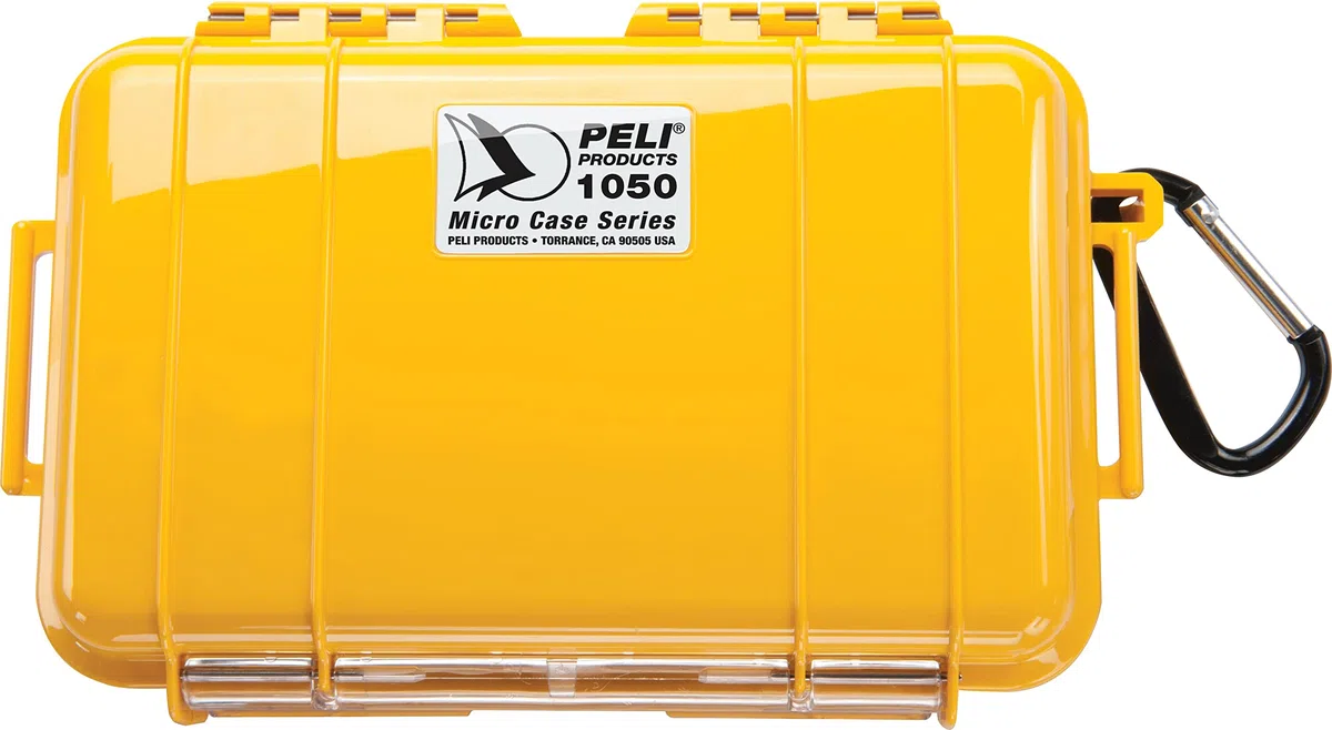 PELI 1050 Micro Case, Cajita estanca para proteger objetos pequeños en actividades al aire libre y deportes, IP67 estanca1L de capacidad, fabricada en EE.UU., color amarillo/color negro
