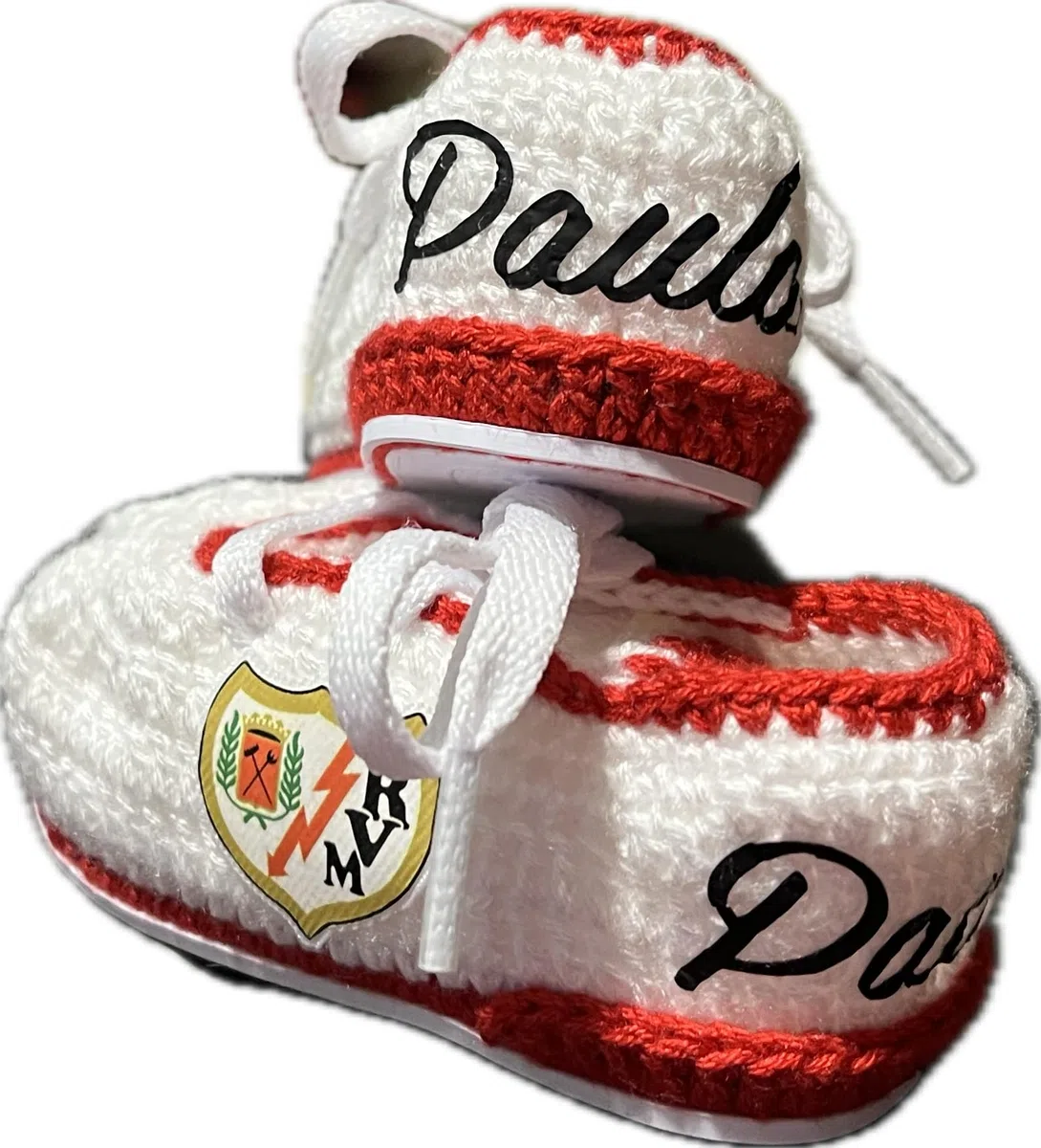 Patucos Futbol del Rayo Vallecano para bebe recien nacido de ganchillo o crochet. Personalizados con el escudo de tu club, disponibles en tallas 0-12 meses. Te regalamos el nombre del bebe grabado