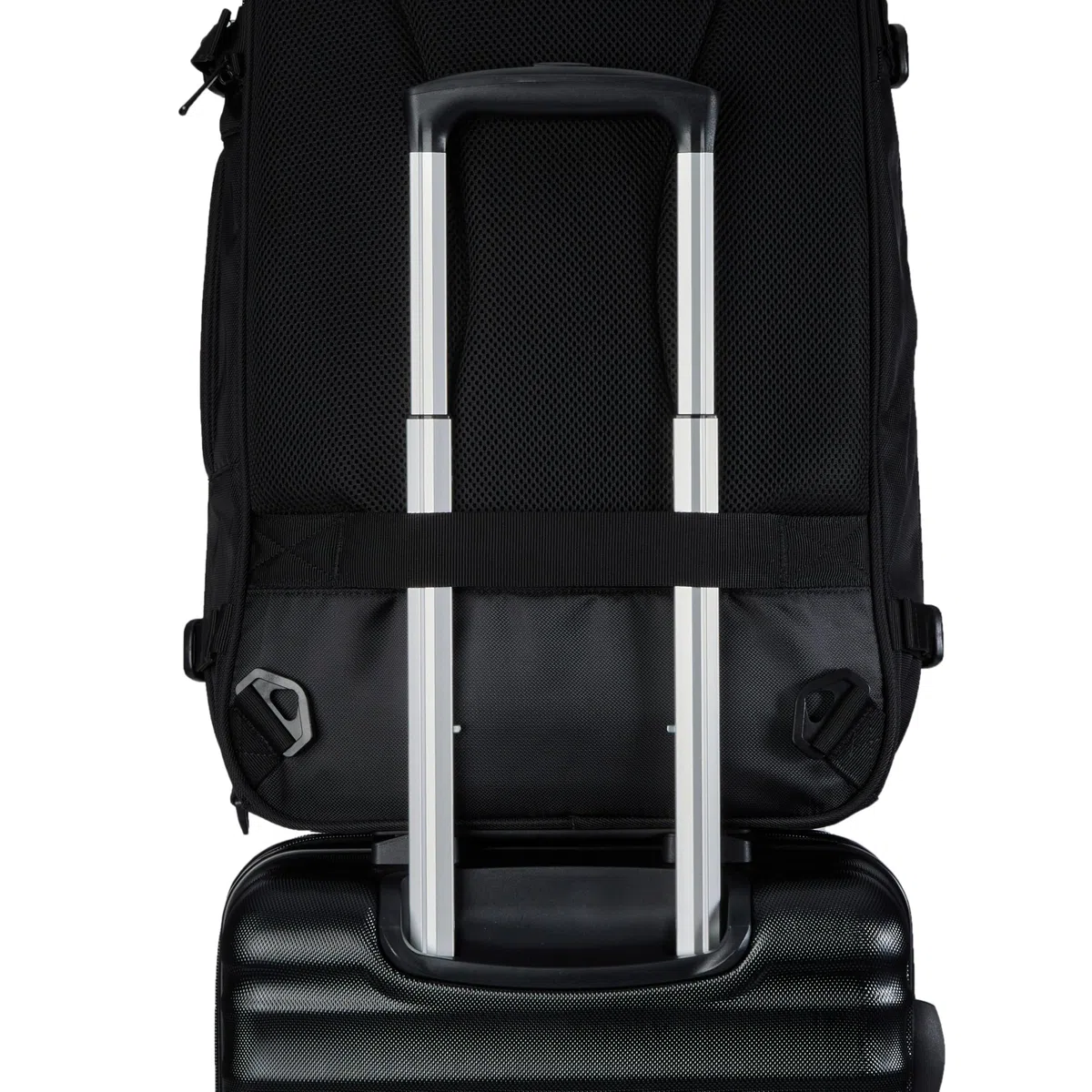 Amazon Basics Mochila de Viaje 40L, Equipaje de Mano (51x38x20cm), Tirantes Acolchados, Compartimento Portátil 17", Bolsillos Organizados - Negro