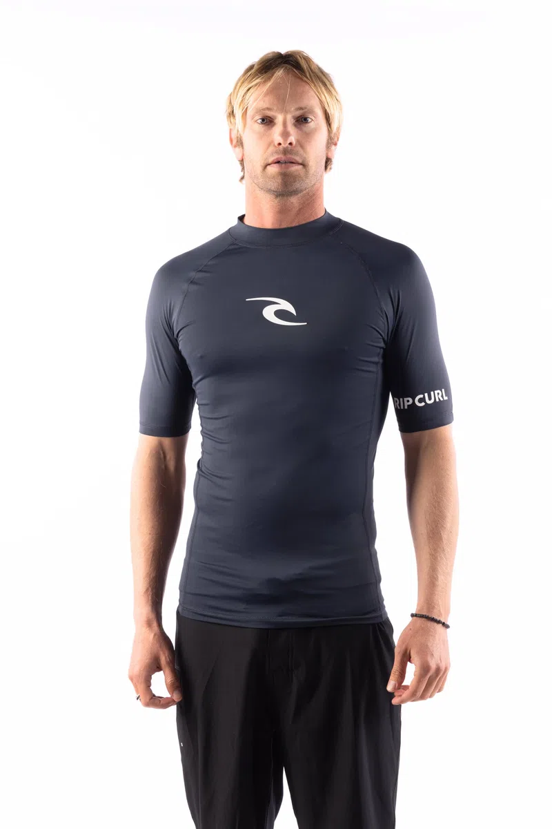 RIP CURL Short Sleeve Rashguard - UPF 50+ Sun Protection Surf Shirt, Tight Fit Rash Vest Camisa de protección de Sarpullido Hombre