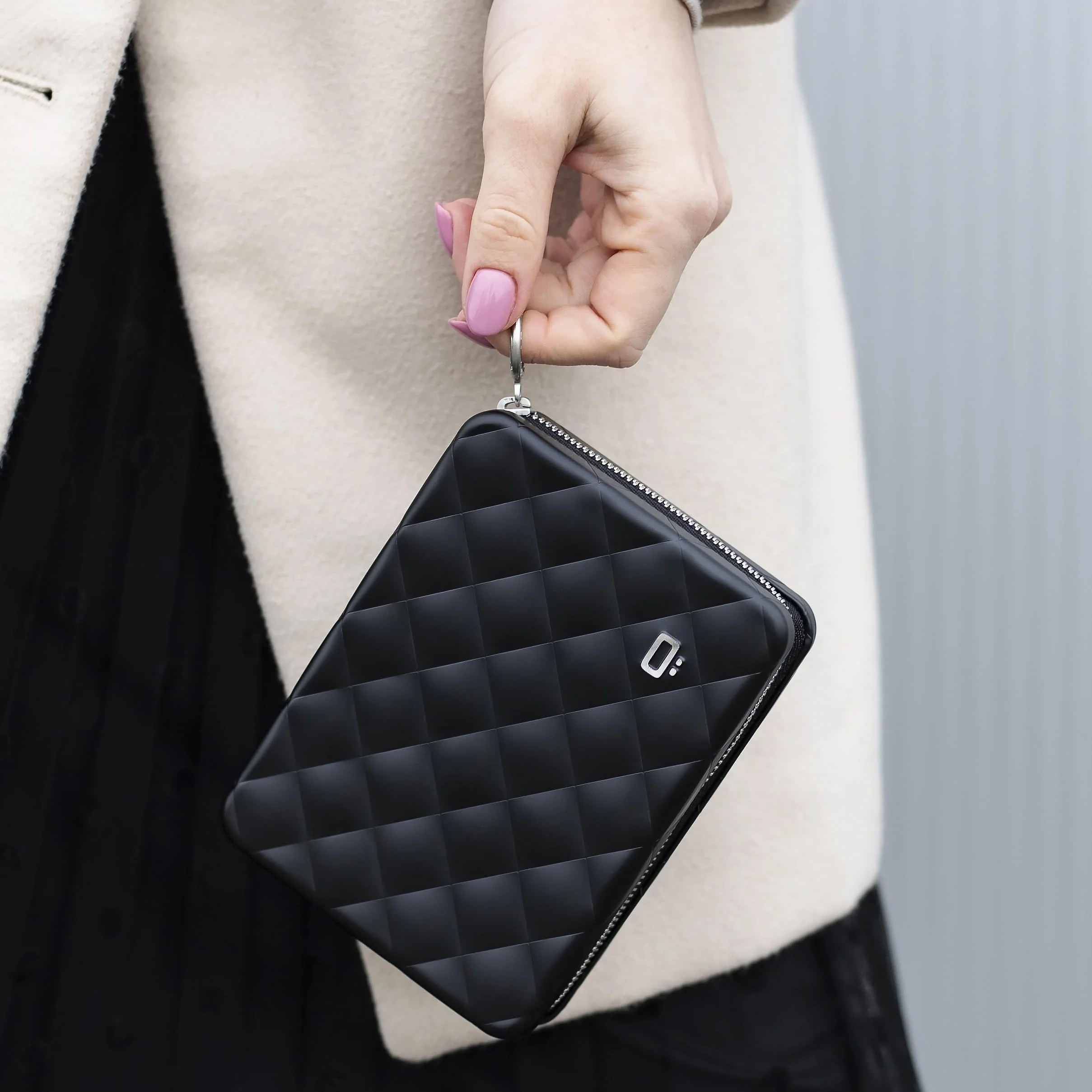 ÖGON -DESIGNS- Cartera de acompañante para Mujer, Aluminio con Efecto Acolchado, protección RFID contra fraude y desmagnetización, Modelo Lady Case Helsinki Large, tamaño Pasaporte