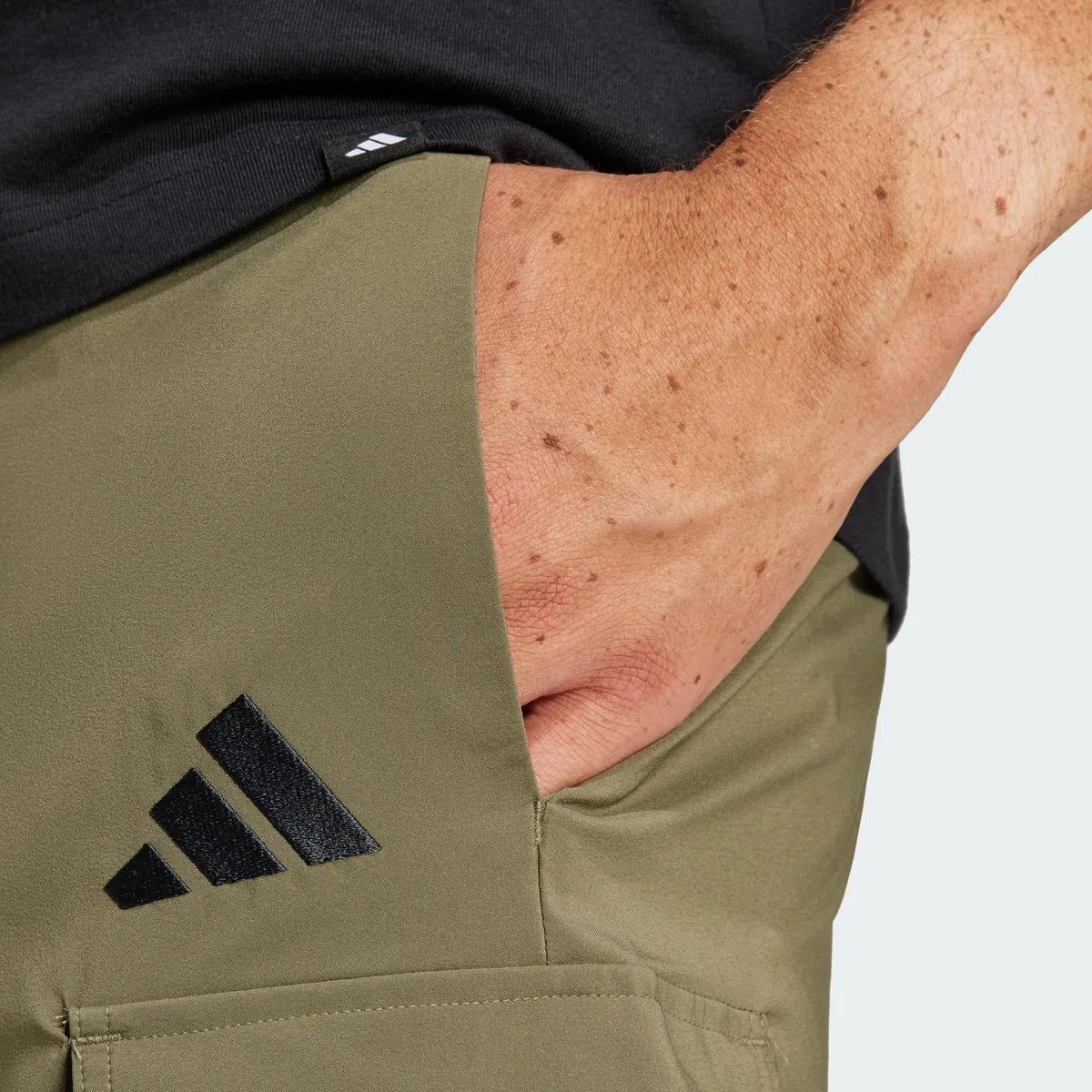 adidas Men's Pantalón Corto Essentials Small Logo Cargo Chelsea