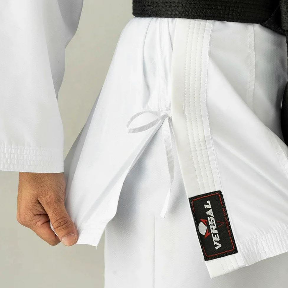 VERSAL Karate Gi - Uniforme de karate para niños y adultos, traje de karate blanco para estudiantes, 8 onzas, ligero, polialgodón, artes marciales, entrenamiento, taekwondo, uniforme con cinturón