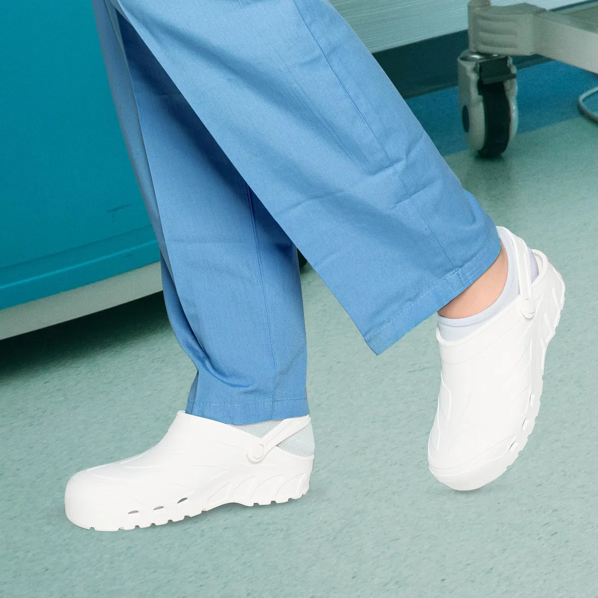 REPOSA Power - Zuecos Sanitarios Mujer y Hombre en Goma Cómodos, Ligeros y Antishock, Zapatos de Trabajo Sanitarios Anatómicos y Transpirables con Orificios Laterales - Zuecos Enfermera con Correa