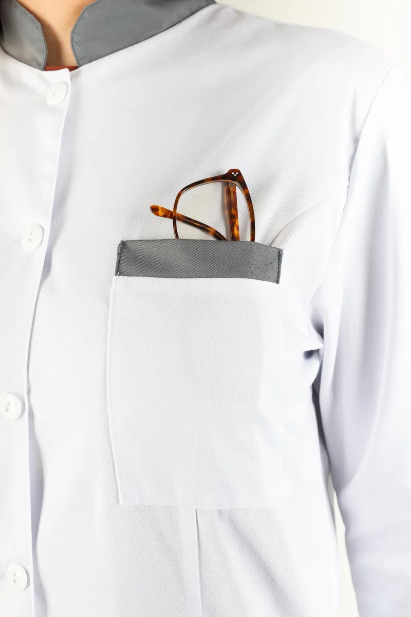 Bata de Laboratorio Mujer, Bata Cuello Mao Manga Larga, Ideal para Farmacia, Óptica, Herbolarios y Clínicas Sanitarias, Fabricado en España