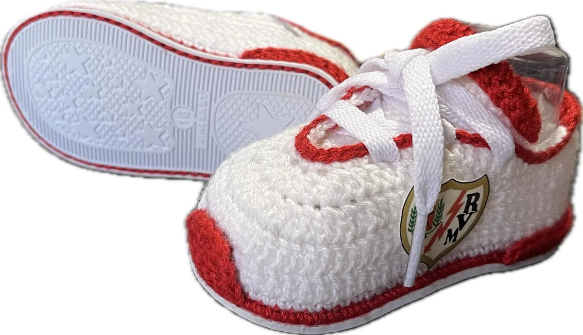 Patucos Futbol del Rayo Vallecano para bebe recien nacido de ganchillo o crochet. Personalizados con el escudo de tu club, disponibles en tallas 0-12 meses. Te regalamos el nombre del bebe grabado