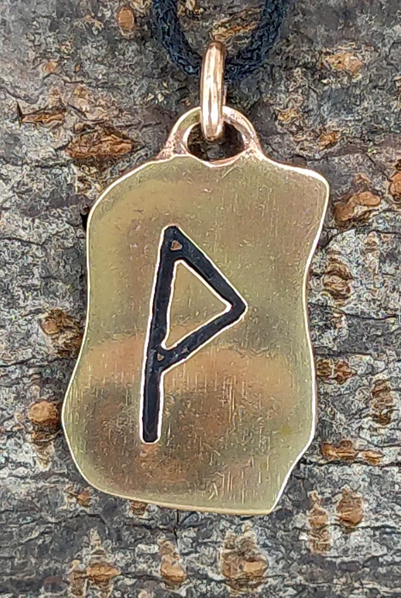 Kiss of Leather - Colgante de Bronce con diseño de runas