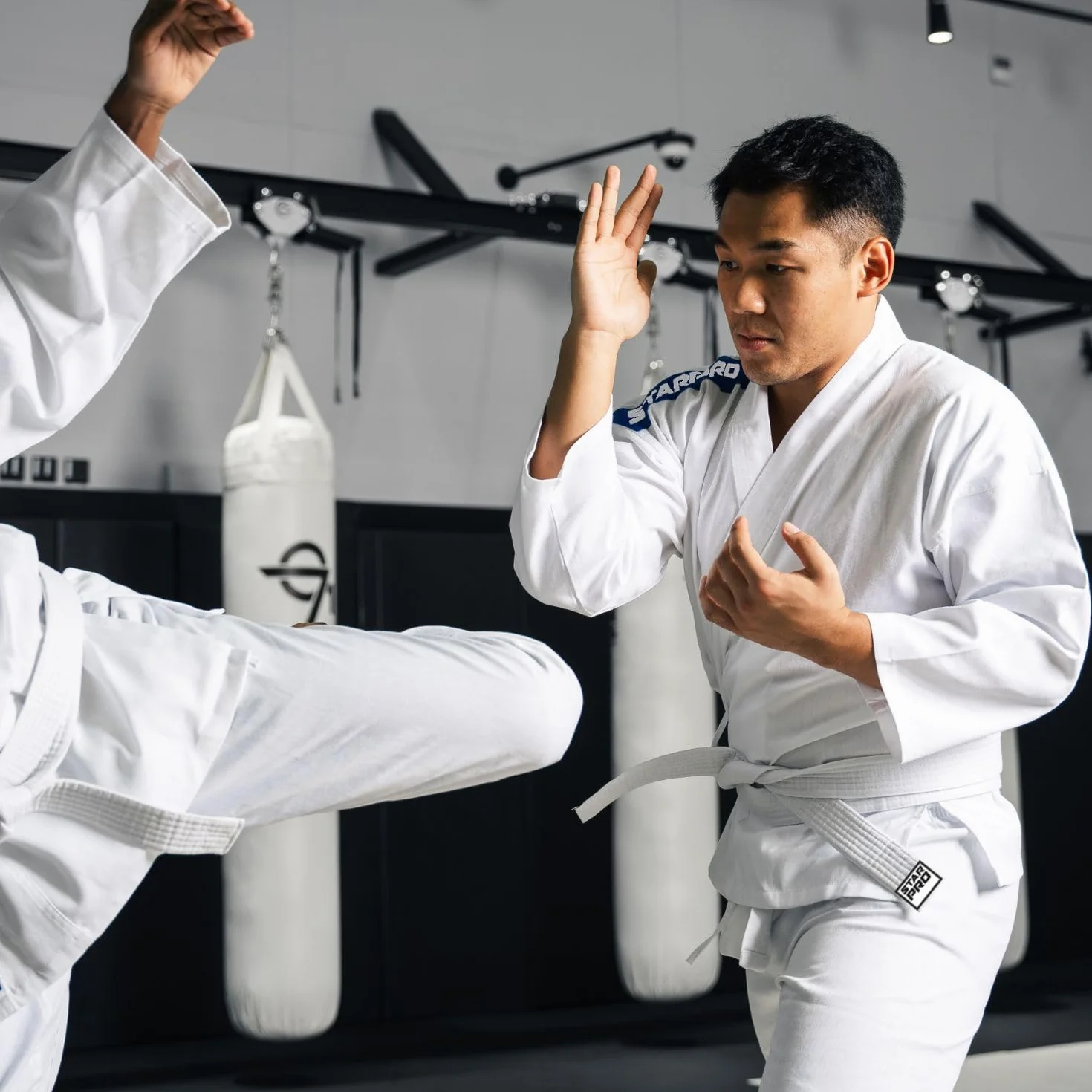 Starpro Karate Gi - Uniforme Profesional para Entrenamiento y competición - Kimono Karate de algodón Ligero Blanco con cinturón - Hombres Mujeres y Niños - 110-190 cm - Brillante Blanco