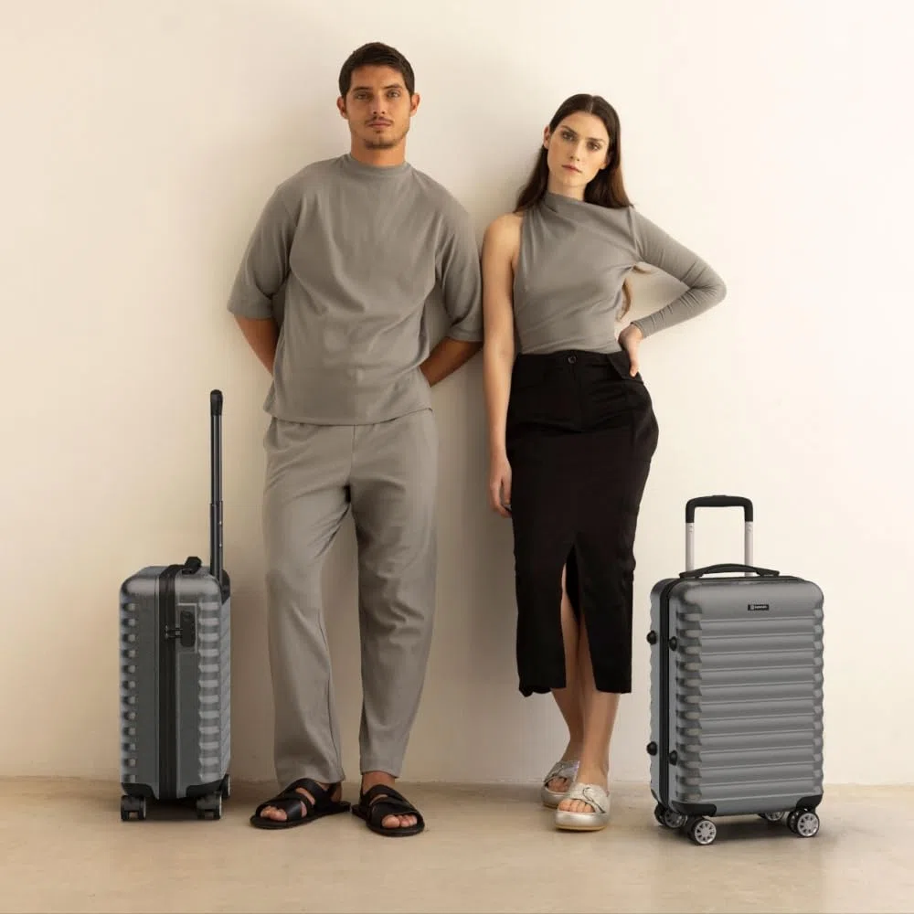 NUMADA - Maleta de Viaje Cabina 55x36x19cm (30L) Upfly XS con Cierre de Combinación y 4 Ruedas Dobles 360. Maleta de Mano Rígida Resistente, Ligera con Interior Compartimentado